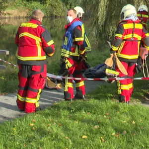 Polizei und Rettungdienst am Ufer der Braake in Brunsbüttel.