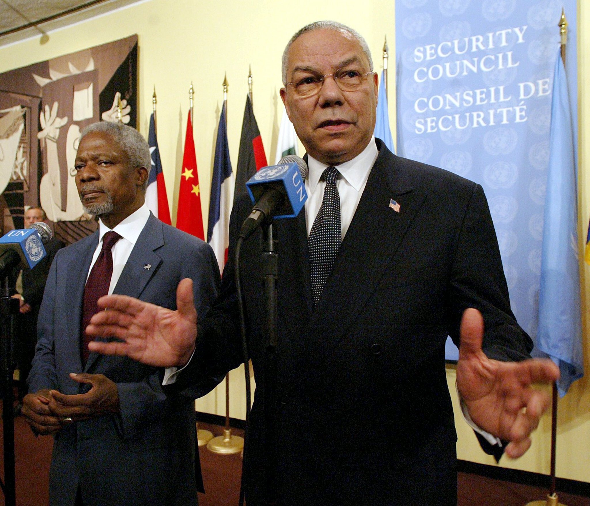 Colin Powell neben dem damaligen UN-Generalsekretär Kofi Annan.