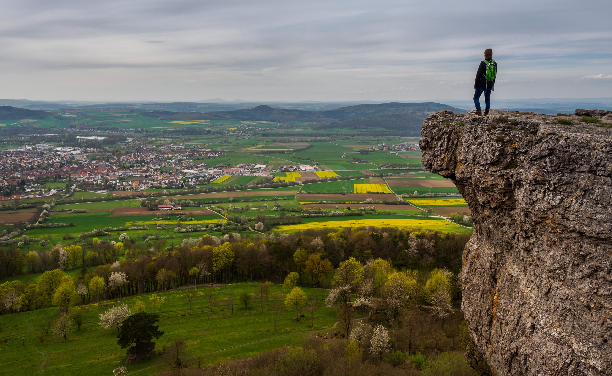 Eine Wanderin posiert auf dem Staffelberg bei Bad Staffelstein. In Österreich ist nun eine Frau beim Fotografieren verunglückt.