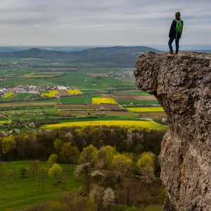 Eine Wanderin posiert auf dem Staffelberg bei Bad Staffelstein. In Österreich ist nun eine Frau beim Fotografieren verunglückt.