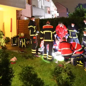 Rettungskräfte im Vorgarten eines Hauses
