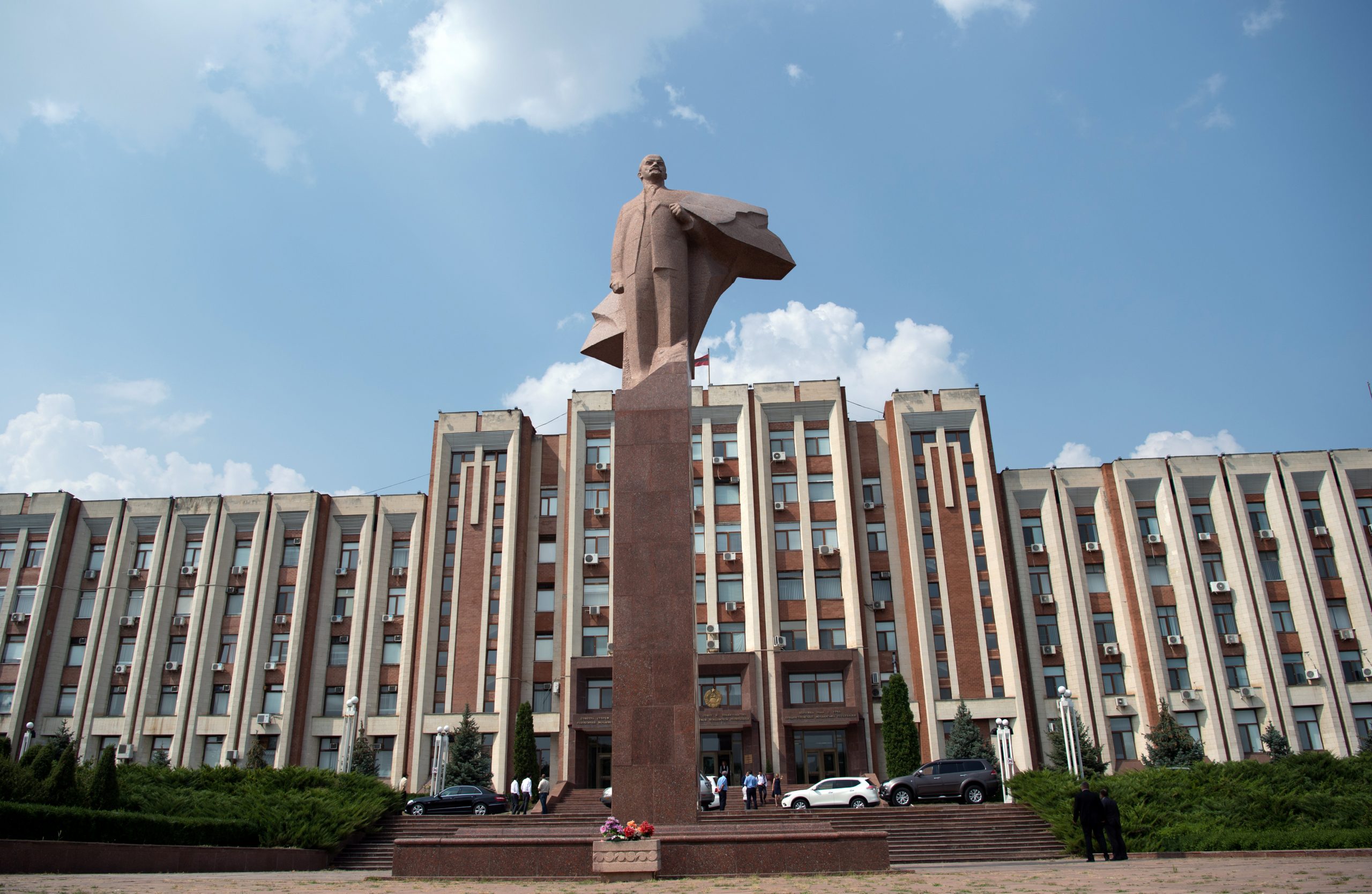 Vor dem Parlamentsgebäude in Tiraspol steht eine riesige Lenin-Statue.