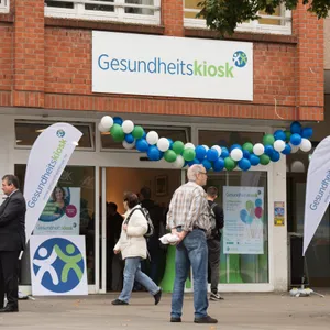 Die Idee interdisziplinärer Stadtteilgesundheitszentren (ISGZ) lehnt die Kassenärztliche Vereinigung Hamburgs ab. Stattdessen seien von niedergelassenen Ärzt:innen gemeinsam getragene Anlaufstellen wie der Gesundheitskiosk in Billstedt eine gute Option für sozial benachteiligte Stadtteile.