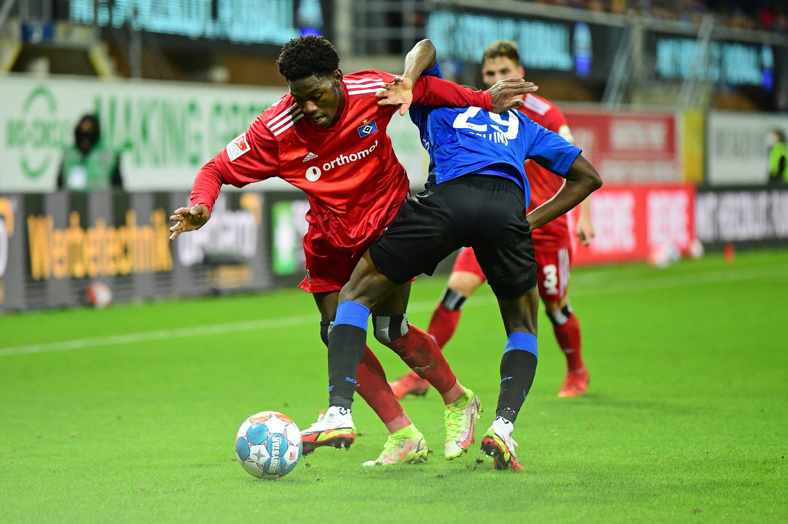 Faride Alidou gab ein starkes Startelf-Debüt für den HSV, hier behauptet er sich gegen Jamilu Collins.