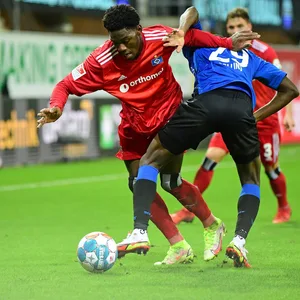 Faride Alidou gab ein starkes Startelf-Debüt für den HSV, hier behauptet er sich gegen Jamilu Collins.