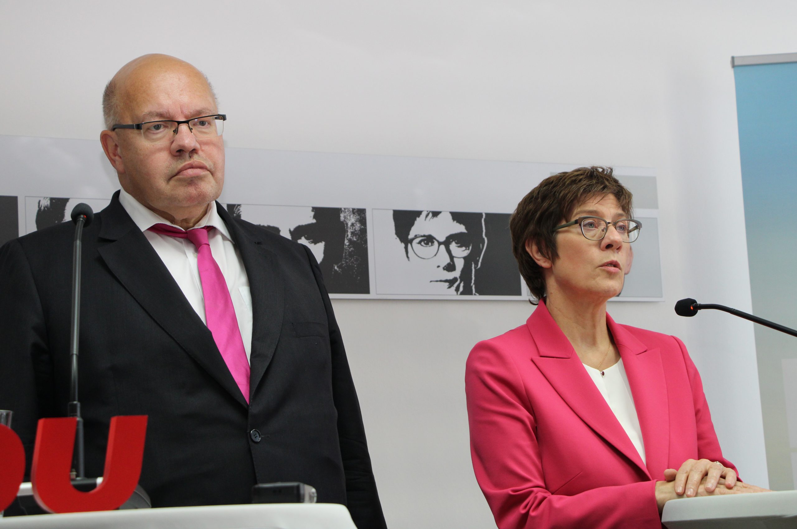 Bundeswirtschaftsminister Peter Altmaier (CDU) und Verteidigungsministerin Annegret Kramp-Karrenbauer (CDU) geben bekannt, dass sie auf ihre Bundestagsmandate verzichten werden.