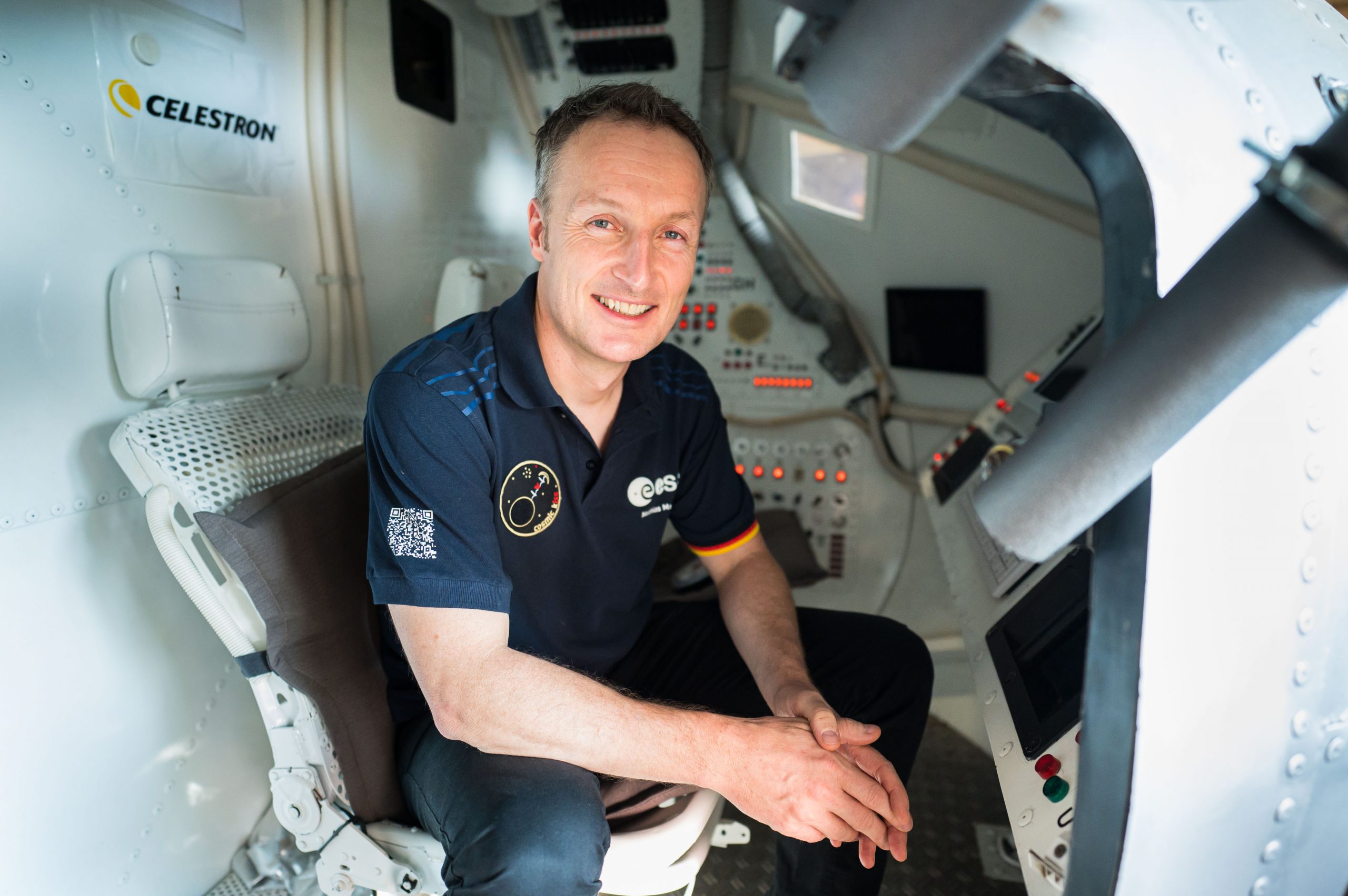 Matthias Maurer sitzt in einer nachgebauten Apollo 13 Raumkapsel.