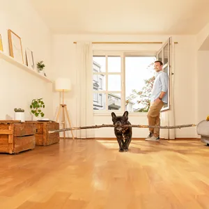 Ein Mann mit Hund in den eigenen vier Wänden