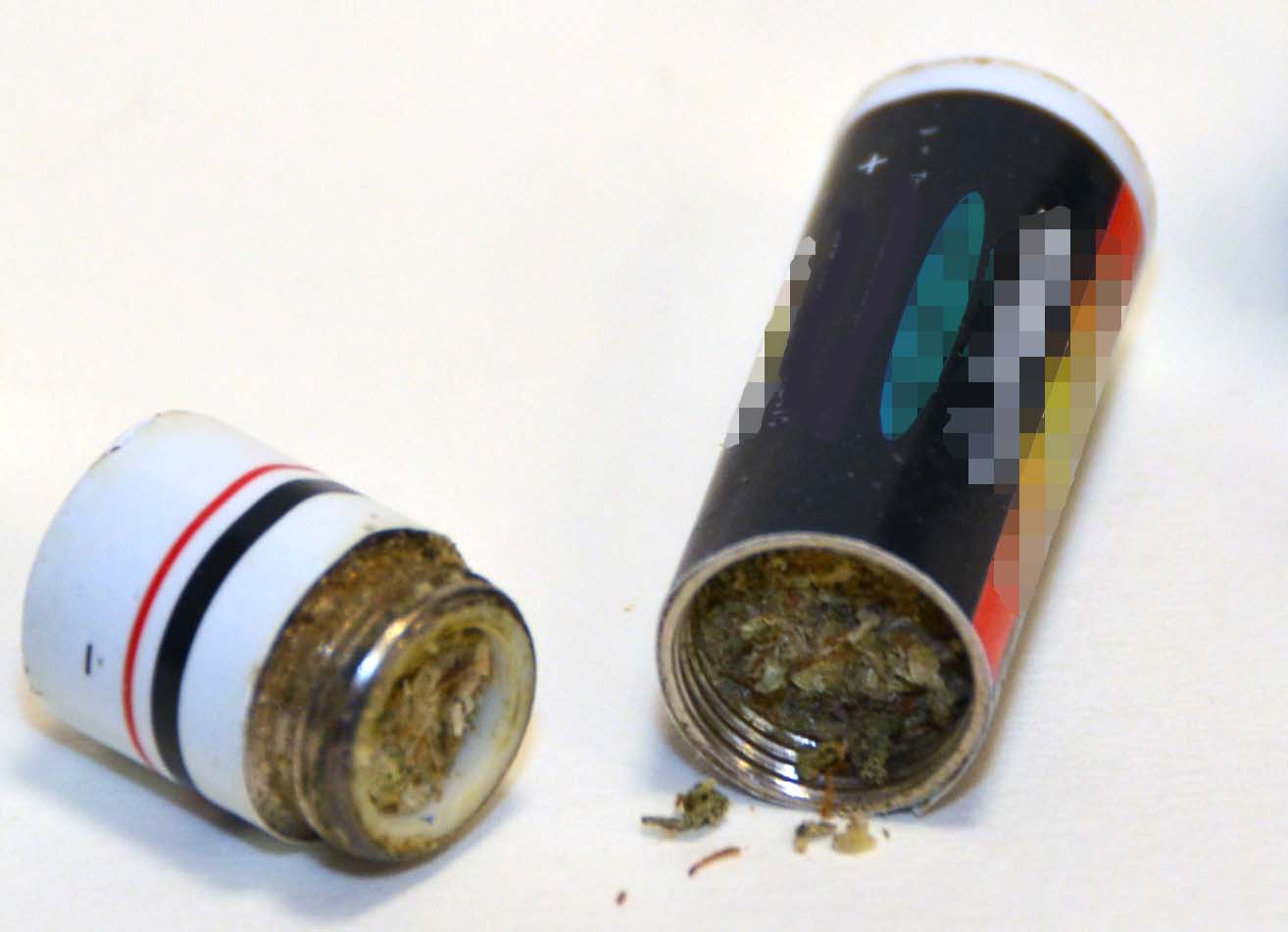 Die Batterien ließen sich aufschrauben - darin waren Drogen versteckt.
