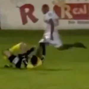 Fußballspieler William Ribeiro greift Schiedsrichter an