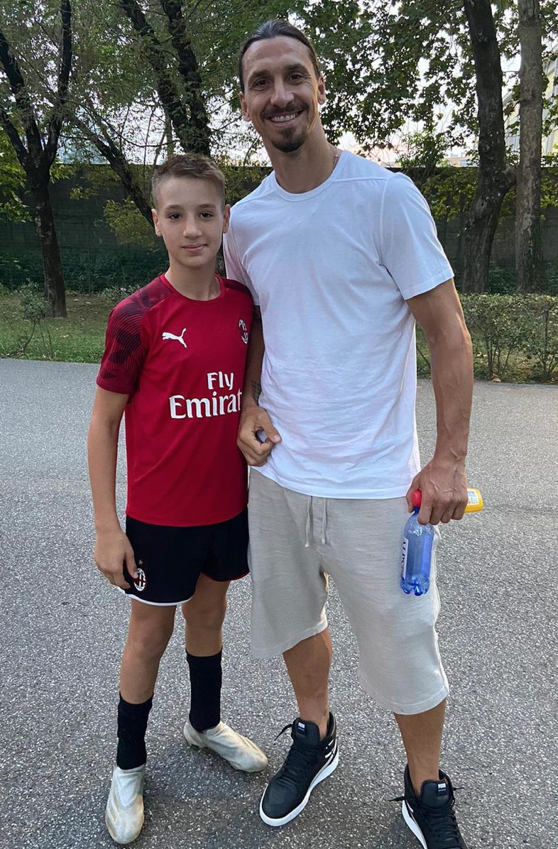 Nachwuchsstürmer Francesco Camarda mit Zlatan Ibrahimović