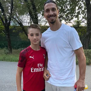 Nachwuchsstürmer Francesco Camarda mit Zlatan Ibrahimović