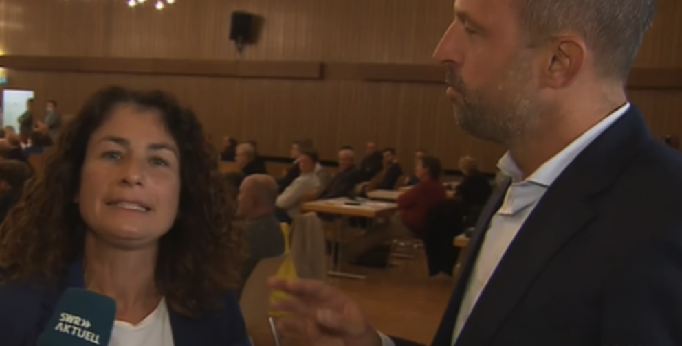 Reporterin Natalie Akbari und CDU-Stadtrat Thomas Hornung während einer Live-Schalte.