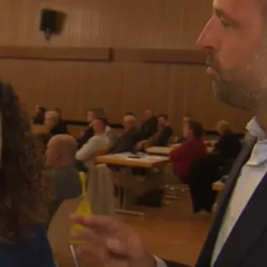 Reporterin Natalie Akbari und CDU-Stadtrat Thomas Hornung während einer Live-Schalte.