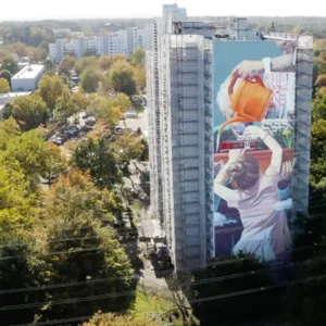 42 Meter hoch ist das Kunstwerk der Duos „innerfields“ an der Wand im Osdorfer Born.