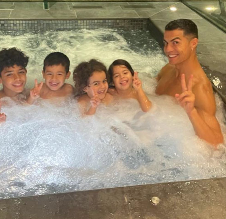 Cristiano Ronaldo mit seinen Kindern