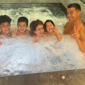 Cristiano Ronaldo mit seinen Kindern