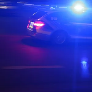 Blaulicht bei Nacht (Symbolfoto)