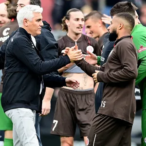 St. Pauli-Sportchef Andreas Bornemann freut sich mit den Spielern.