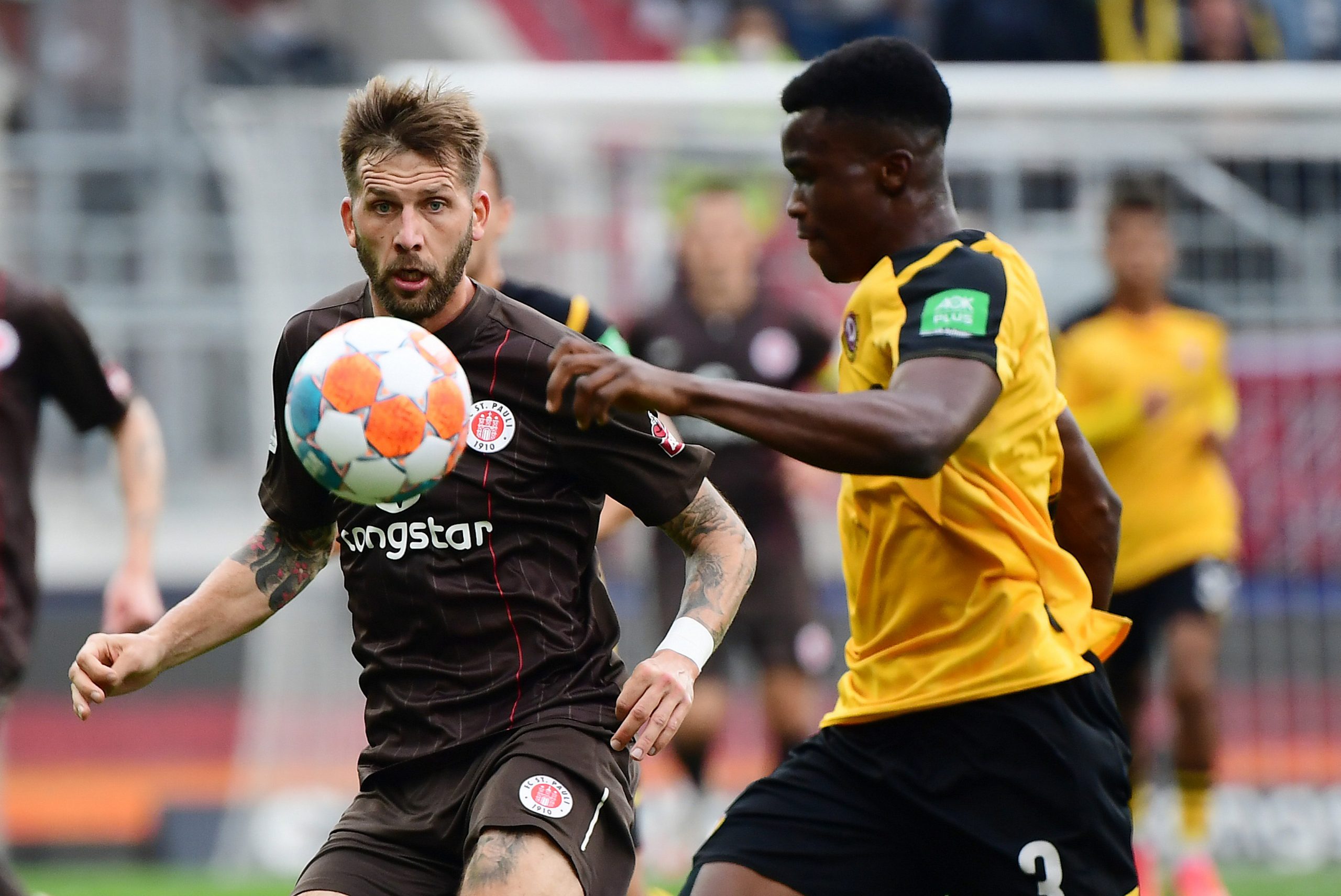 St. Pauli-Stürmer Guido Burgstaller (l.) beim Punktspiel gegen Dresdens Michael Akoto
