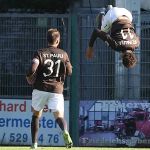 Luis Coordes feiert sein Siegtor für St. Pauli gegen Flensburg mit einem Salto.