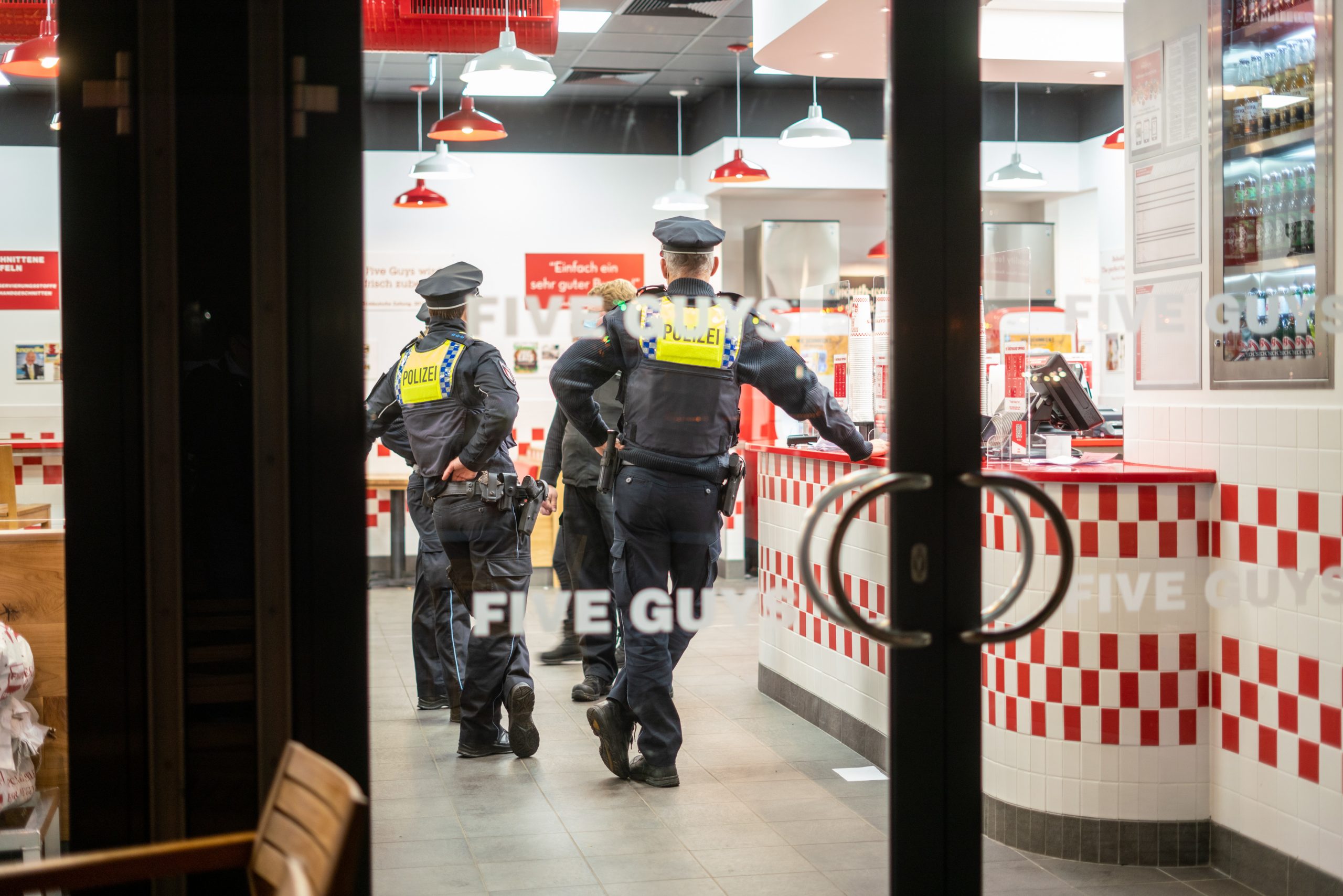 Polizisten kontrollieren den Burger-Laden „Five Guys“ in Hamburg.