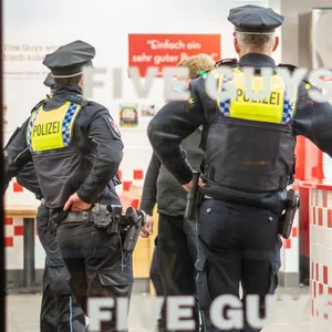 Polizisten kontrollieren den Burger-Laden „Five Guys“ in Hamburg.