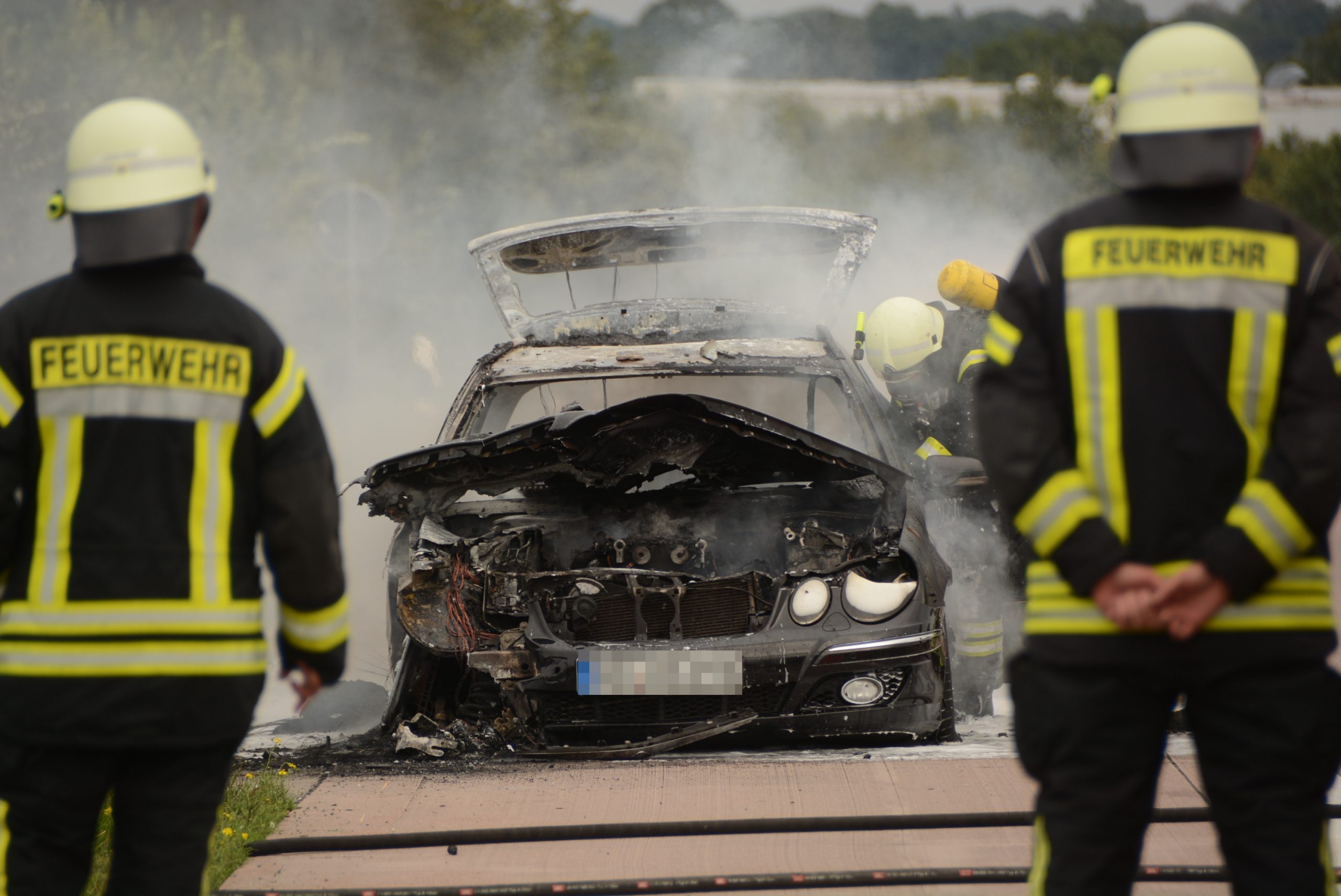 Der Mercedes-Kombi brannte auf der Autobahn 1 nahe Hamburg komplett aus.