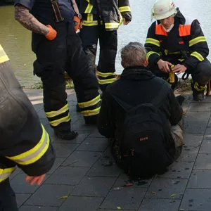 Retter der Feuerwehr versorgen den Verunglückten.