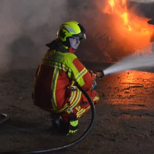 Feuerwehr löscht Carport