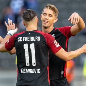 Nils Petersen (r.) lässt sich nach seinem Siegtor für Freiburg in Berlin feiern.