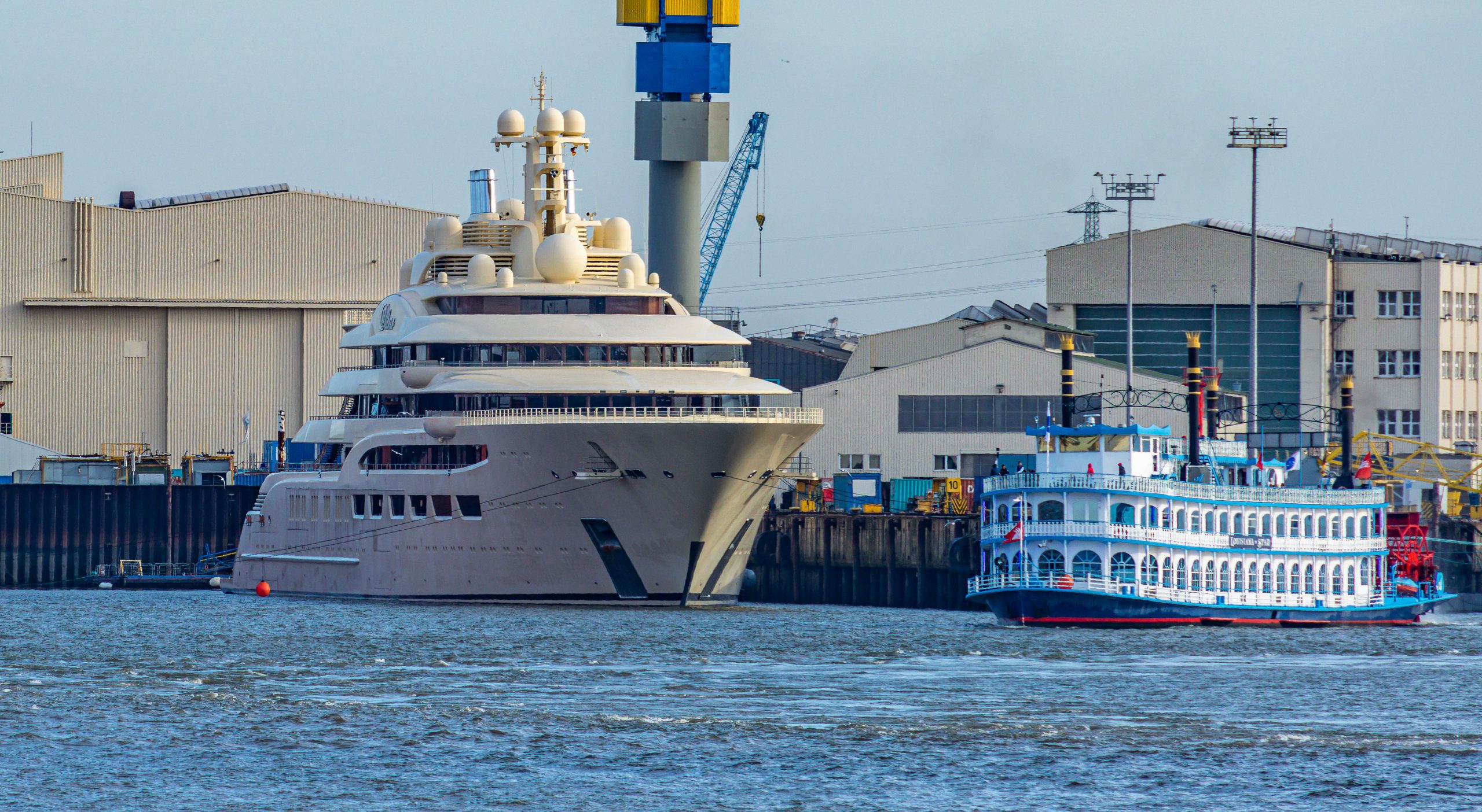 Die „Dilbar“ liegt derzeit im Hamburger Hafen