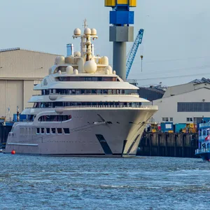 Die „Dilbar“ liegt derzeit im Hamburger Hafen
