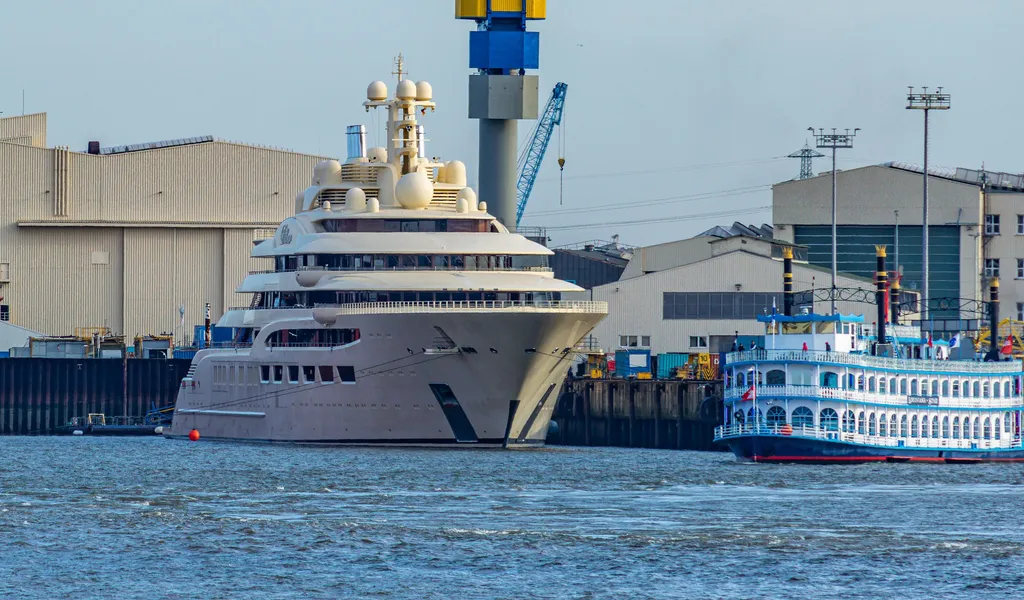 Die „Dilbar“ liegt derzeit im Hamburger Hafen