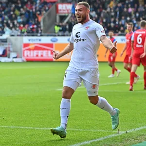 Maximilian Dittgen feiert seinen Treffer zum 2:1 in Heidenheim.