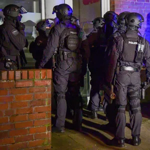 Zusammen mit Spezialeinheiten wurden Objekte in Hamburg und Schleswig Holstein durchsucht. (Symbolfoto)