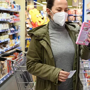 Eine Frau kauft in einem Supermarkt ein (Symbolbild).