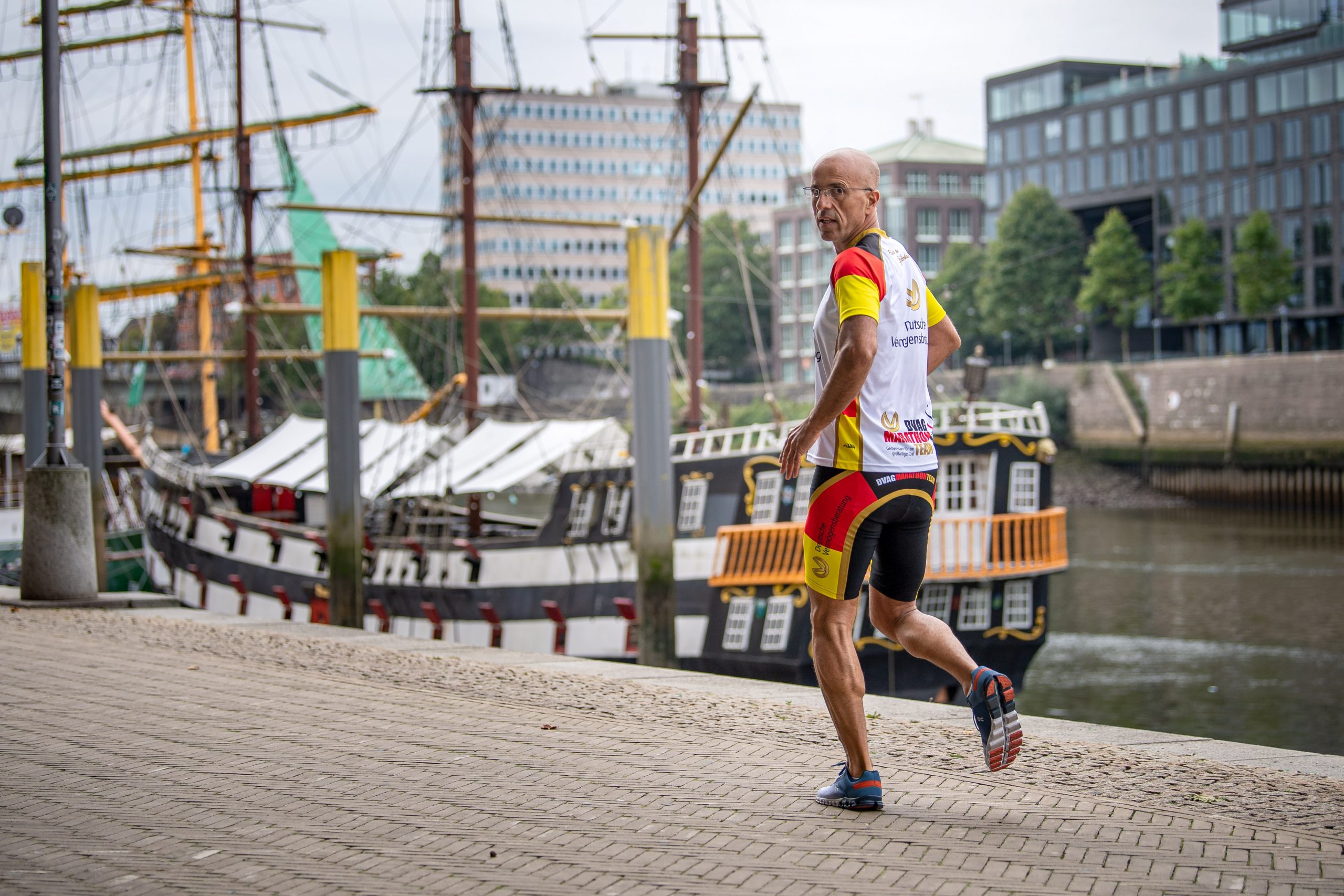 Extremsportler Emin Da Silva läuft am Weserufer entlang