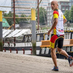 Extremsportler Emin Da Silva läuft am Weserufer entlang