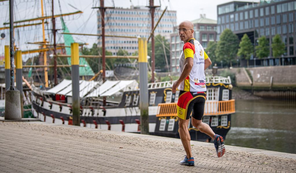 Extremsportler Emin Da Silva läuft am Weserufer entlang