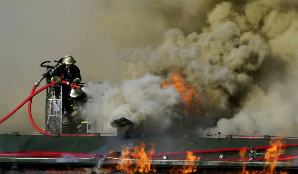 Feuerwehrkräfte löschen die Flammen (Symbolbild).