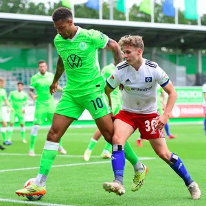 HSV-Torschütze Anssi Suhonen (r.) gegen den Wolfsburger Felix Nmecha
