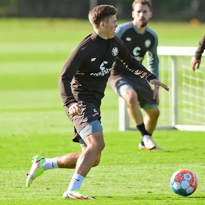 Endlich wieder mit Ball: Finn Ole Becker im Mannschaftstraining des FC St. Pauli