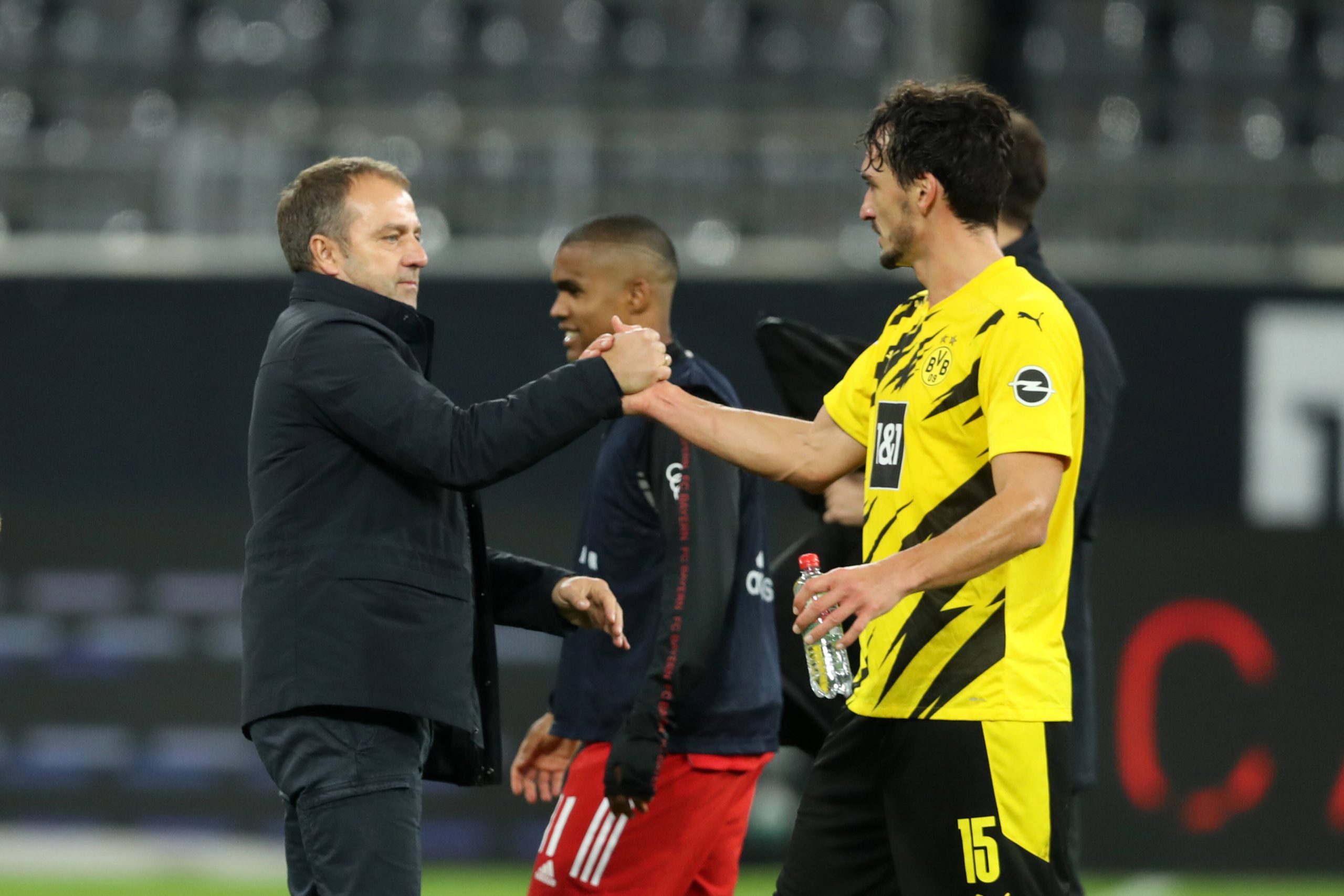 Mats Hummels (r.) gratuliert dem damaligen Bayern-Trainer Hansi Flick im November 2020 zum Münchner Sieg in Dortmund.