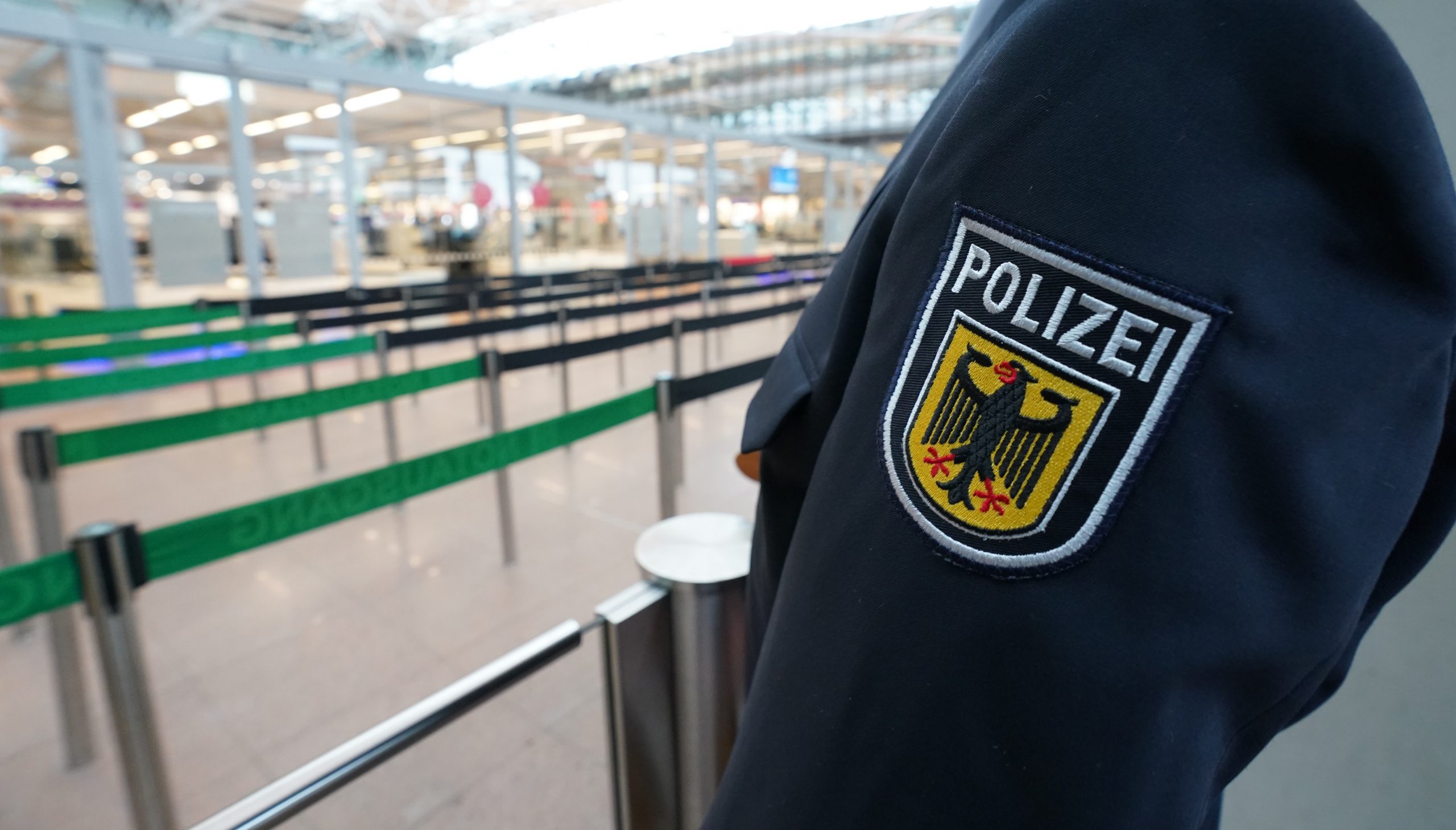 Ein Bundespolizist der Bundespolizeiinspektion am Flughafen Hamburg