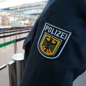 Ein Bundespolizist der Bundespolizeiinspektion am Flughafen Hamburg