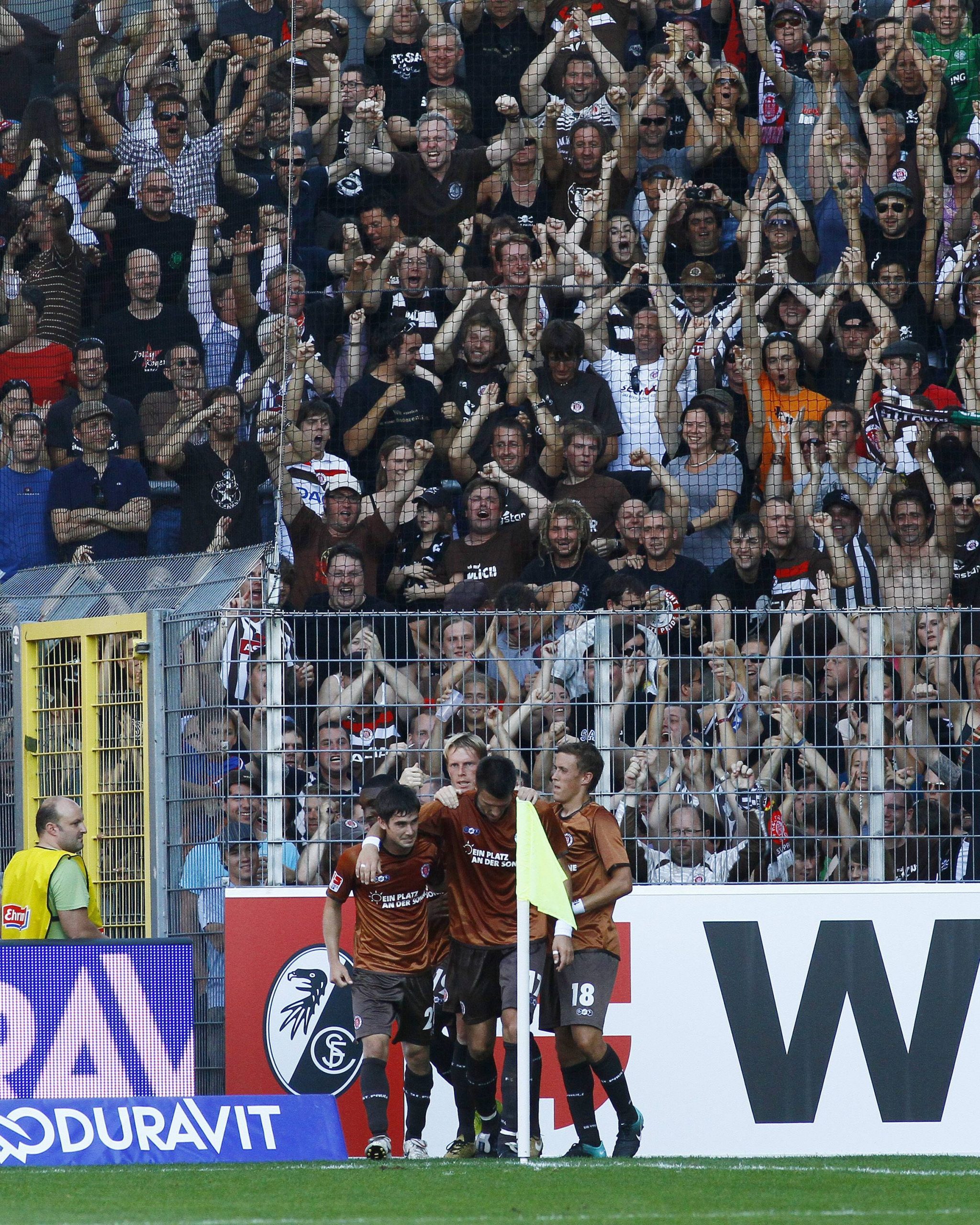 St. Paulis Spieler und die mitgereisten Fans bejubeln St. Paulis letzten Sieg in Freiburg im August 2010.