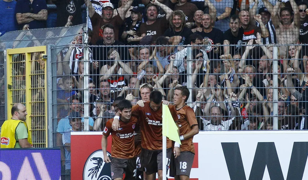 St. Paulis Spieler und die mitgereisten Fans bejubeln St. Paulis letzten Sieg in Freiburg im August 2010.