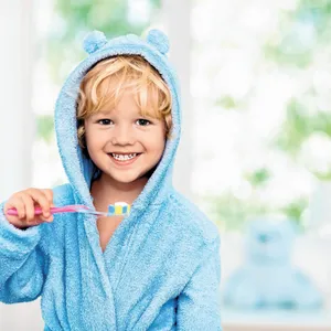 Blonder Junge beim Zähneputzen