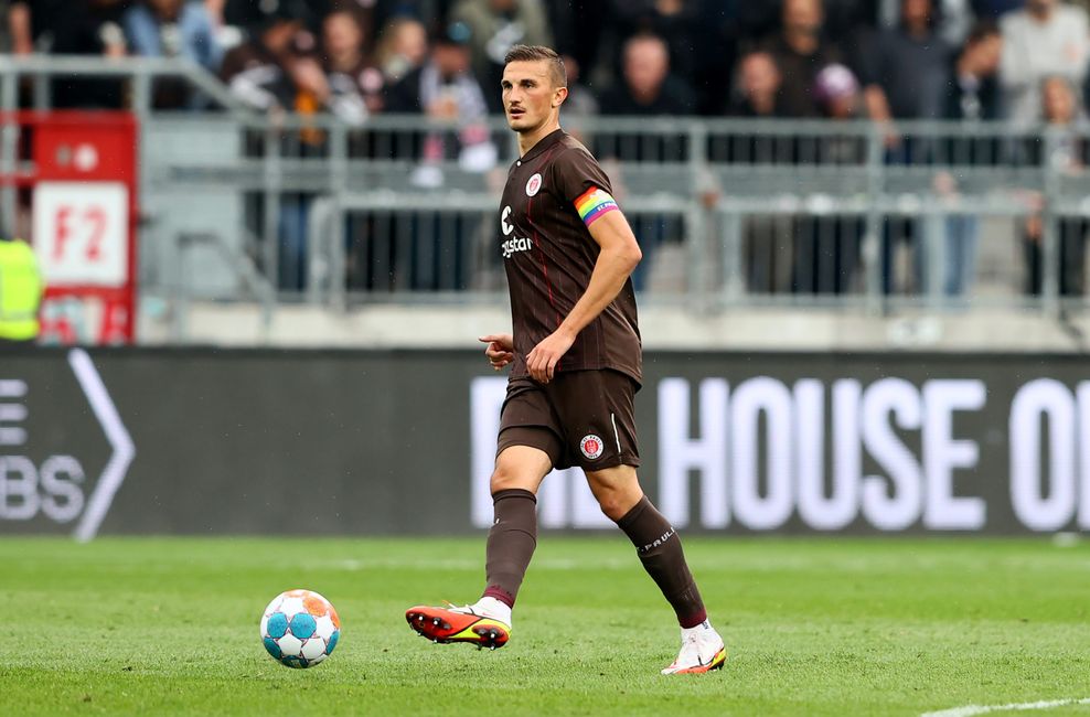 Philipp Ziereis passt den Ball.